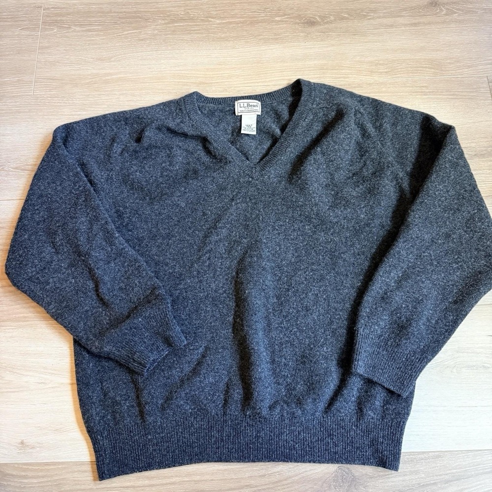 L.L. Bean Men's Dark Gray Lambs Wool Knit Sweater Long Sleeve, V-Neck, Medium